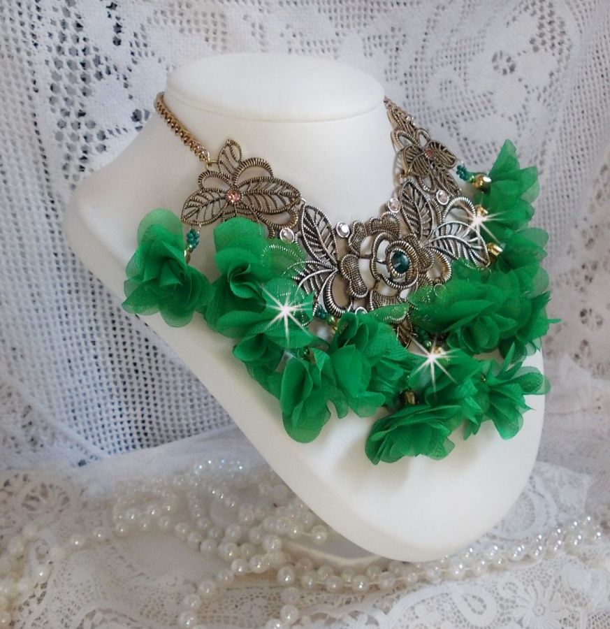 Collier Belle Emeraude mont&eacute; avec des fleurs en tissu, des Cristaux de Swarovski et des rocailles