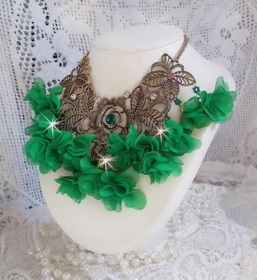 Collier Belle Emeraude mont&eacute; avec des fleurs en tissu, des Cristaux de Swarovski et des rocailles