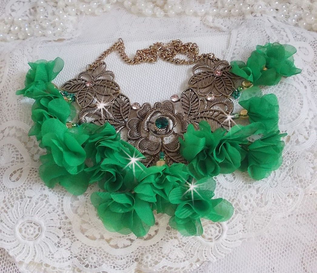 Collier Belle Emeraude mont&eacute; avec des fleurs en tissu, des Cristaux de Swarovski et des rocailles