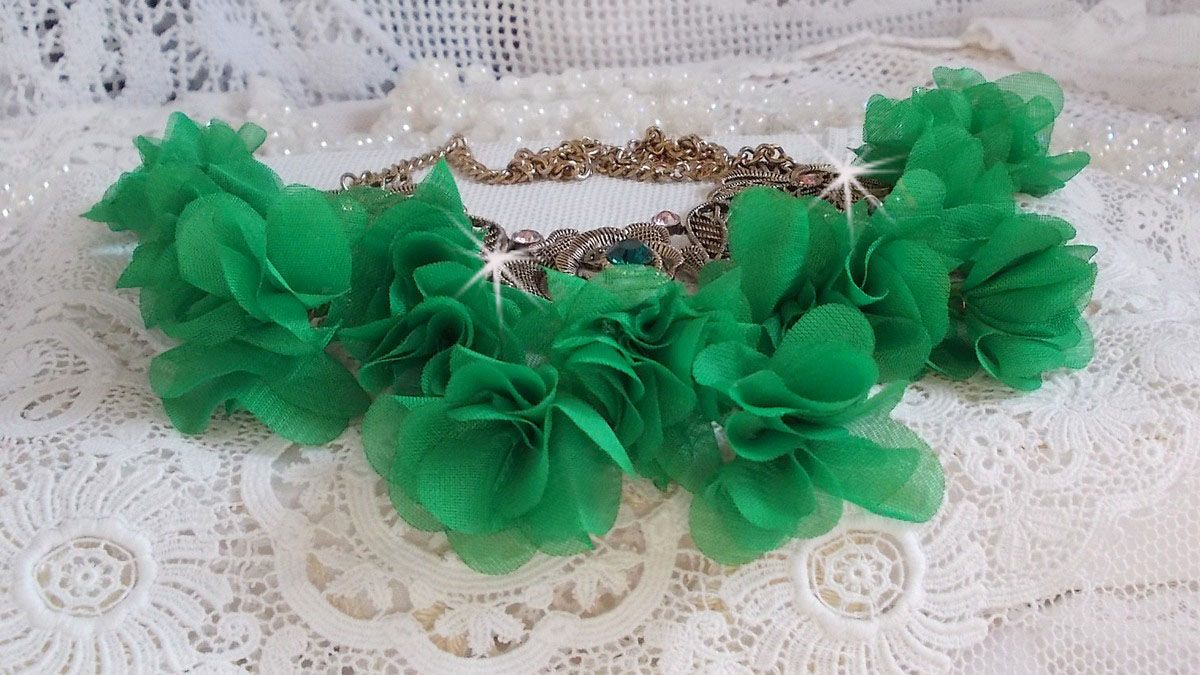 Collier Belle Emeraude mont&eacute; avec des fleurs en tissu, des Cristaux de Swarovski et des rocailles