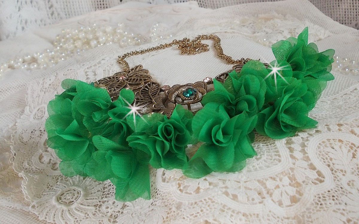 Collier Belle Emeraude mont&eacute; avec des fleurs en tissu, des Cristaux de Swarovski et des rocailles