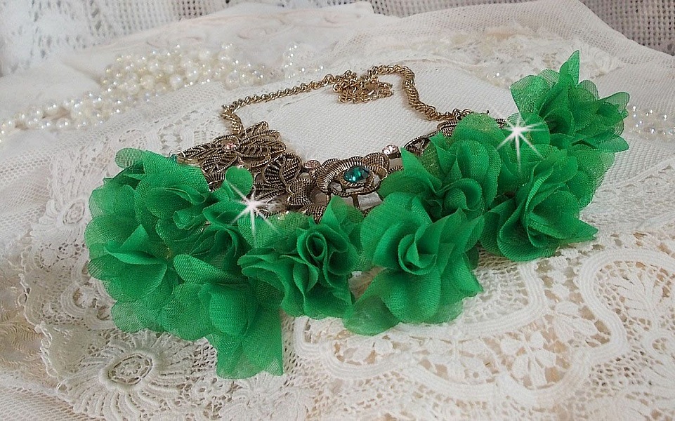 Collier Belle Emeraude mont&eacute; avec des fleurs en tissu, des Cristaux de Swarovski et des rocailles