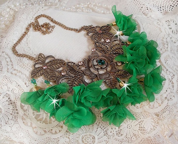 Collier Belle Emeraude mont&eacute; avec des fleurs en tissu, des Cristaux de Swarovski et des rocailles
