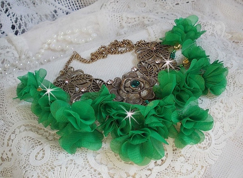 Collier Belle Emeraude mont&eacute; avec des fleurs en tissu, des Cristaux de Swarovski et des rocailles
