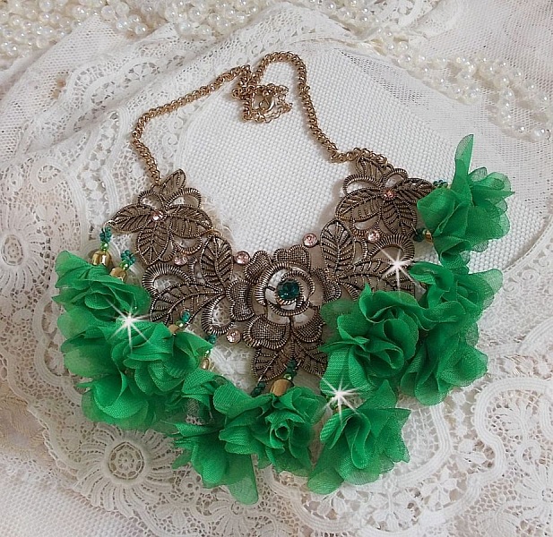 Collier Belle Emeraude mont&eacute; avec des fleurs en tissu, des Cristaux de Swarovski et des rocailles