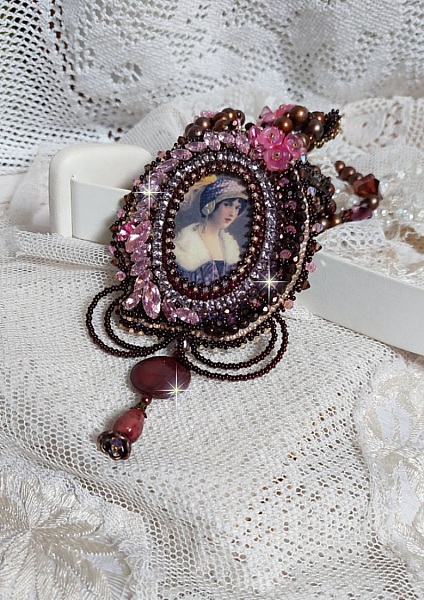 Plastron Belle Romance Haute Couture de style vintage avec cabochon en bois repr&eacute;sentant une femme &agrave; chapeau, orn&eacute; de cristaux, disques en Nacre Acajou et Prune, rocailles, fleurs et feuilles Lucite