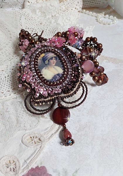 Plastron Belle Romance Haute Couture de style vintage avec cabochon en bois repr&eacute;sentant une femme &agrave; chapeau, orn&eacute; de cristaux, disques en Nacre Acajou et Prune, rocailles, fleurs et feuilles Lucite