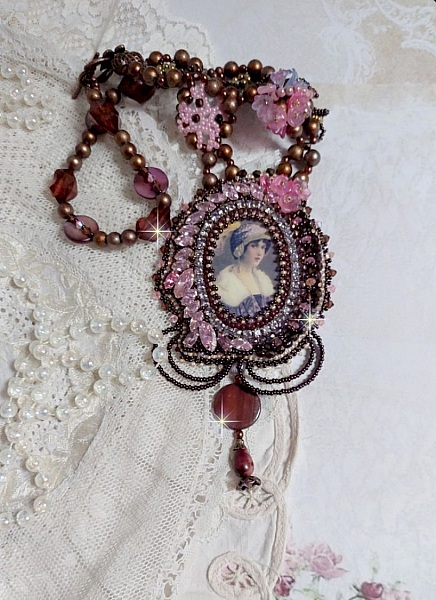 Plastron Belle Romance Haute Couture de style vintage avec cabochon en bois repr&eacute;sentant une femme &agrave; chapeau, orn&eacute; de cristaux, disques en Nacre Acajou et Prune, rocailles, fleurs et feuilles Lucite