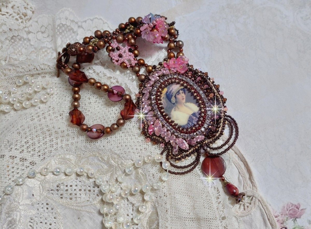 Plastron Belle Romance Haute Couture de style vintage avec cabochon en bois repr&eacute;sentant une femme &agrave; chapeau, orn&eacute; de cristaux, disques en Nacre Acajou et Prune, rocailles, fleurs et feuilles Lucite
