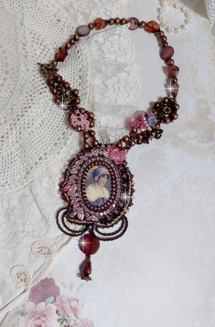 Plastron Belle Romance Haute Couture de style vintage avec cabochon en bois repr&eacute;sentant une femme &agrave; chapeau, orn&eacute; de cristaux, disques en Nacre Acajou et Prune, rocailles, fleurs et feuilles Lucite