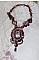 Plastron Belle Romance Haute Couture de style vintage avec cabochon en bois repr&eacute;sentant une femme &agrave; chapeau, orn&eacute; de cristaux, disques en Nacre Acajou et Prune, rocailles, fleurs et feuilles Lucite