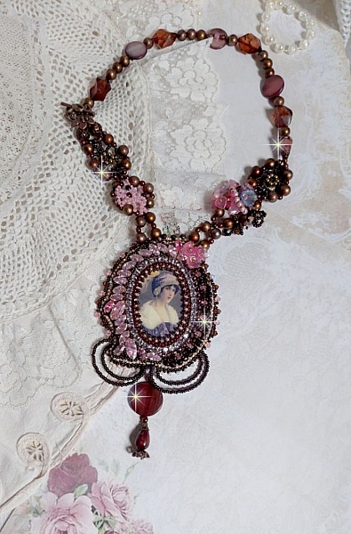 Plastron Belle Romance Haute Couture de style vintage avec cabochon en bois repr&eacute;sentant une femme &agrave; chapeau, orn&eacute; de cristaux, disques en Nacre Acajou et Prune, rocailles, fleurs et feuilles Lucite