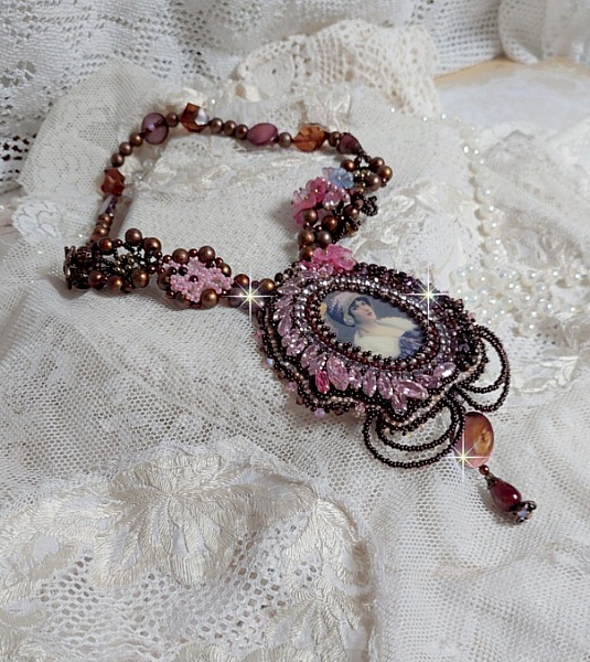 Plastron Belle Romance Haute Couture de style vintage avec cabochon en bois repr&eacute;sentant une femme &agrave; chapeau, orn&eacute; de cristaux, disques en Nacre Acajou et Prune, rocailles, fleurs et feuilles Lucite