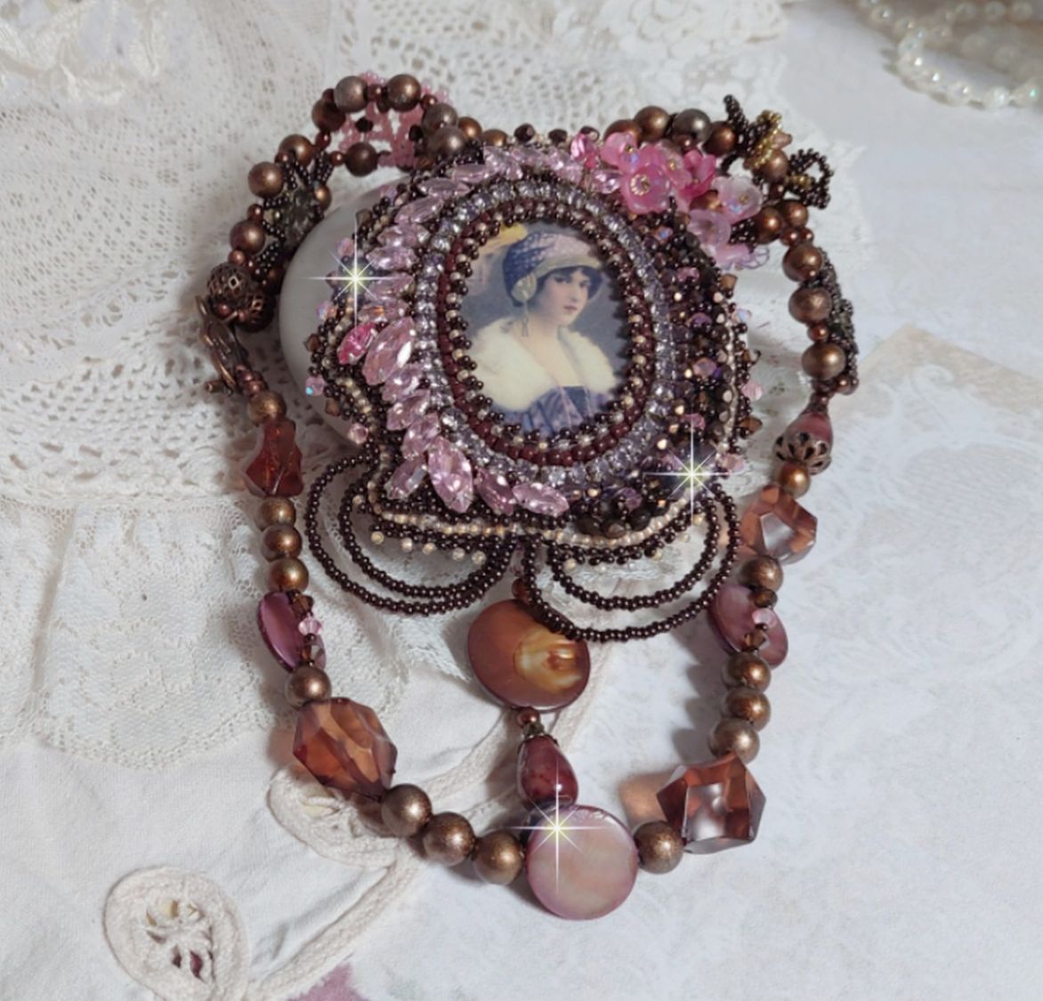Plastron Belle Romance Haute Couture de style vintage avec cabochon en bois repr&eacute;sentant une femme &agrave; chapeau, orn&eacute; de cristaux, disques en Nacre Acajou et Prune, rocailles, fleurs et feuilles Lucite