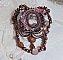 Plastron Belle Romance Haute Couture de style vintage avec cabochon en bois repr&eacute;sentant une femme &agrave; chapeau, orn&eacute; de cristaux, disques en Nacre Acajou et Prune, rocailles, fleurs et feuilles Lucite