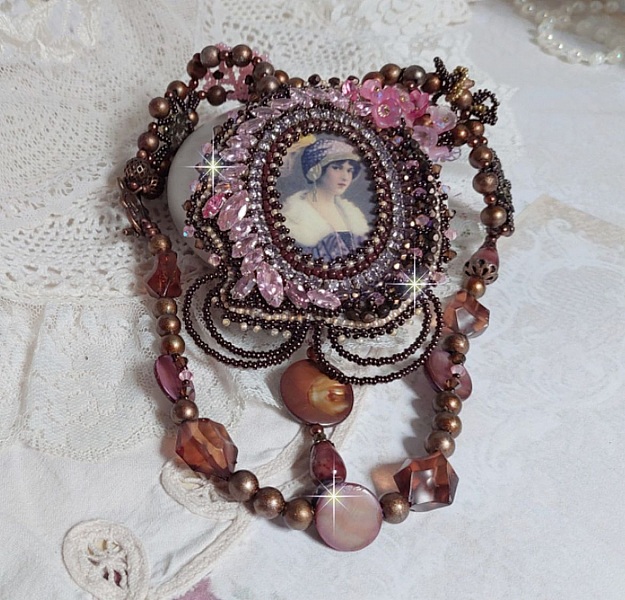 Plastron Belle Romance Haute Couture de style vintage avec cabochon en bois repr&eacute;sentant une femme &agrave; chapeau, orn&eacute; de cristaux, disques en Nacre Acajou et Prune, rocailles, fleurs et feuilles Lucite