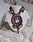 Plastron Belle Romance Haute Couture de style vintage avec cabochon en bois repr&eacute;sentant une femme &agrave; chapeau, orn&eacute; de cristaux, disques en Nacre Acajou et Prune, rocailles, fleurs et feuilles Lucite