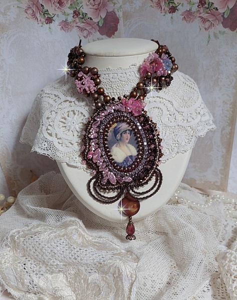Plastron Belle Romance Haute Couture de style vintage avec cabochon en bois repr&eacute;sentant une femme &agrave; chapeau, orn&eacute; de cristaux, disques en Nacre Acajou et Prune, rocailles, fleurs et feuilles Lucite