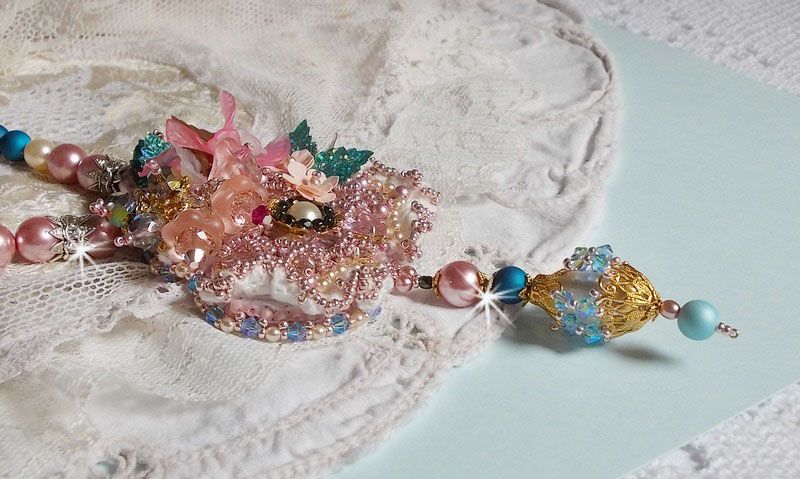 Collier Boh&ecirc;me avec de beaux cristaux de Swarovski, des perles rondes et des rocailles