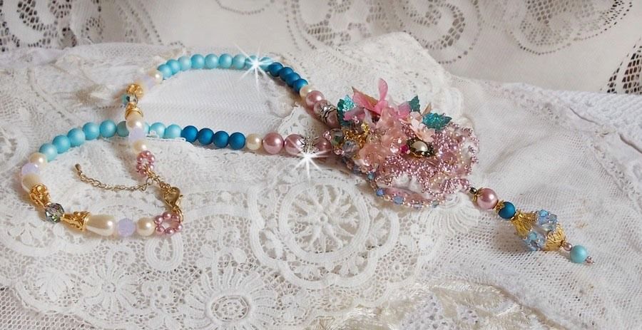 Collier Boh&ecirc;me avec de beaux cristaux de Swarovski, des perles rondes et des rocailles