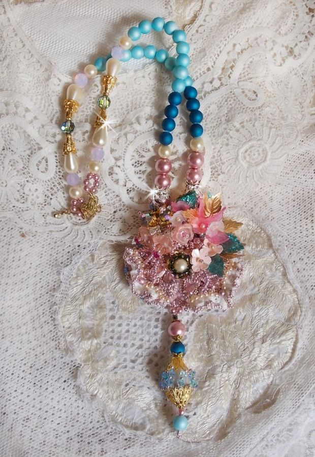 Collier Boh&ecirc;me avec de beaux cristaux de Swarovski, des perles rondes et des rocailles