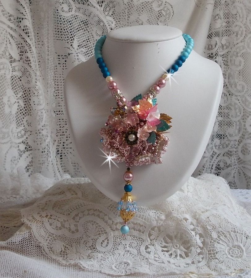 Collier Boh&ecirc;me avec de beaux cristaux de Swarovski, des perles rondes et des rocailles
