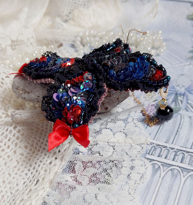 Collier Broche Butterfly Jet/Red brod&eacute; avec sequins, perles en verre, plasticine, rocailles et perles cristal Swarovski
