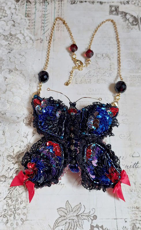 Collier Broche Butterfly Jet/Red brod&eacute; avec sequins, perles en verre, plasticine, rocailles et perles cristal Swarovski
