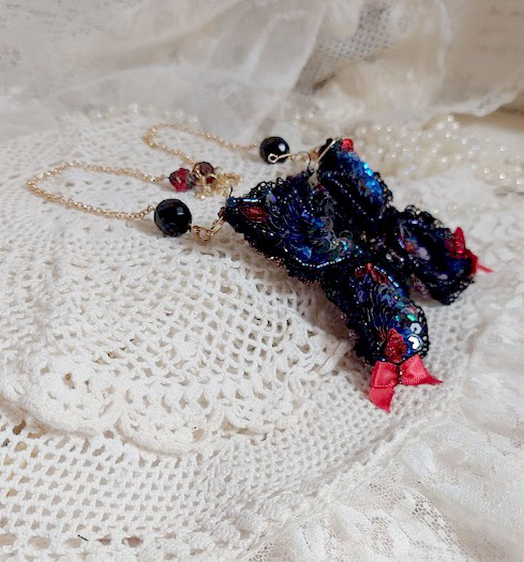 Collier Broche Butterfly Jet/Red brod&eacute; avec sequins, perles en verre, plasticine, rocailles et perles cristal Swarovski
