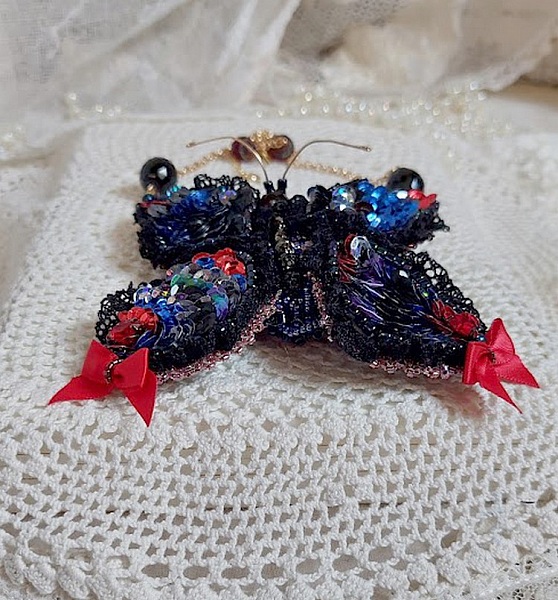 Collier Broche Butterfly Jet/Red brod&eacute; avec sequins, perles en verre, plasticine, rocailles et perles cristal Swarovski