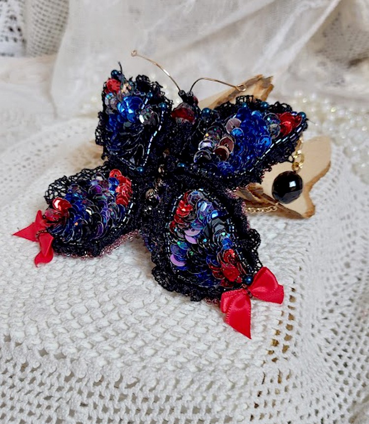 Collier Broche Butterfly Jet/Red brod&eacute; avec sequins, perles en verre, plasticine, rocailles et perles cristal Swarovski