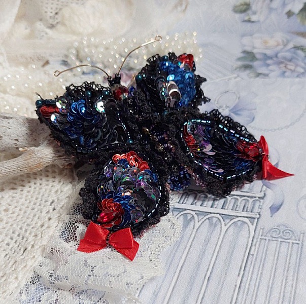 Collier Broche Butterfly Jet/Red brod&eacute; avec sequins, perles en verre, plasticine, rocailles et perles cristal Swarovski