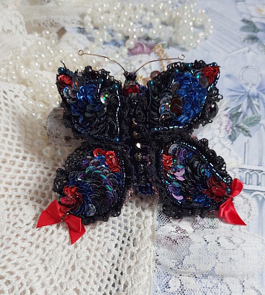 Collier Broche Butterfly Jet/Red brod&eacute; avec sequins, perles en verre, plasticine, rocailles et perles cristal Swarovski