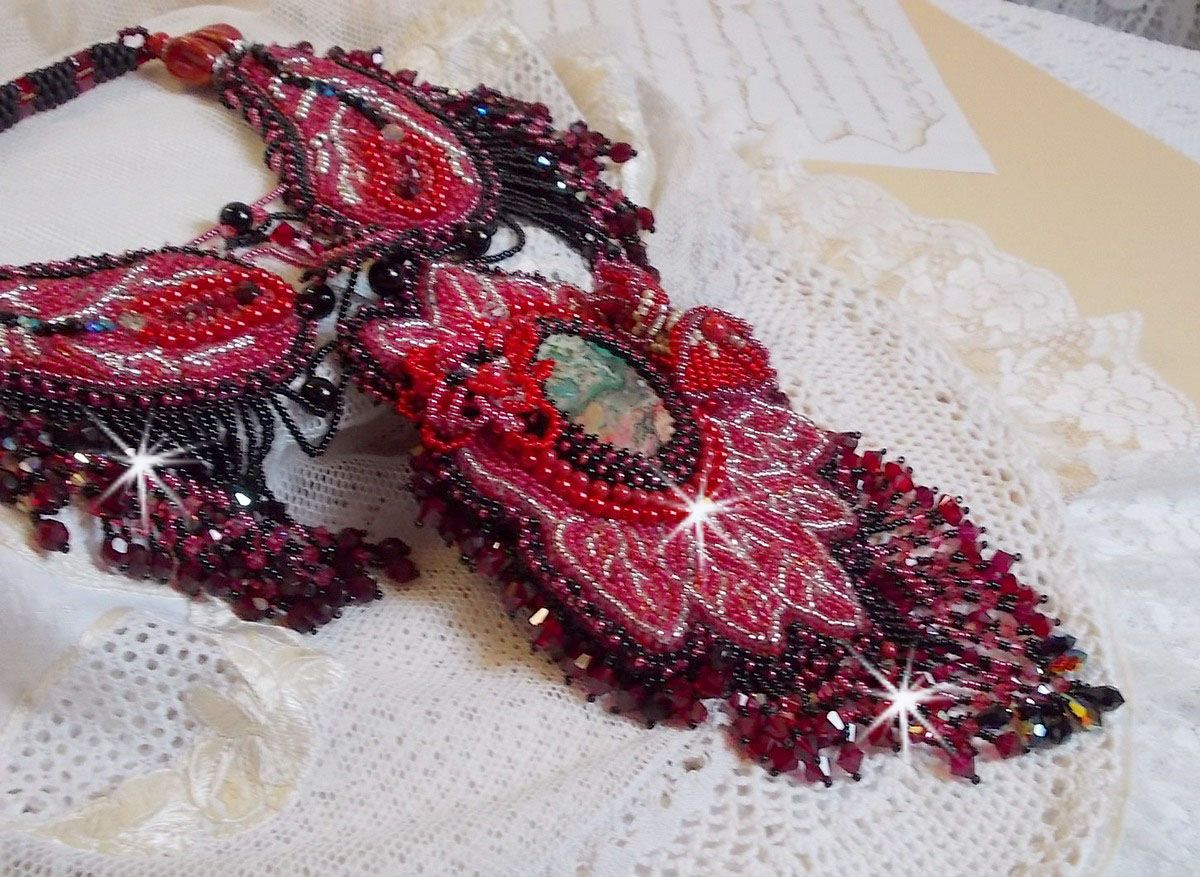 Plastron Cardinal brod&eacute; de rouge et noir avec un Jaspe rouge, des perles en onyx et des cristaux de Swarovski