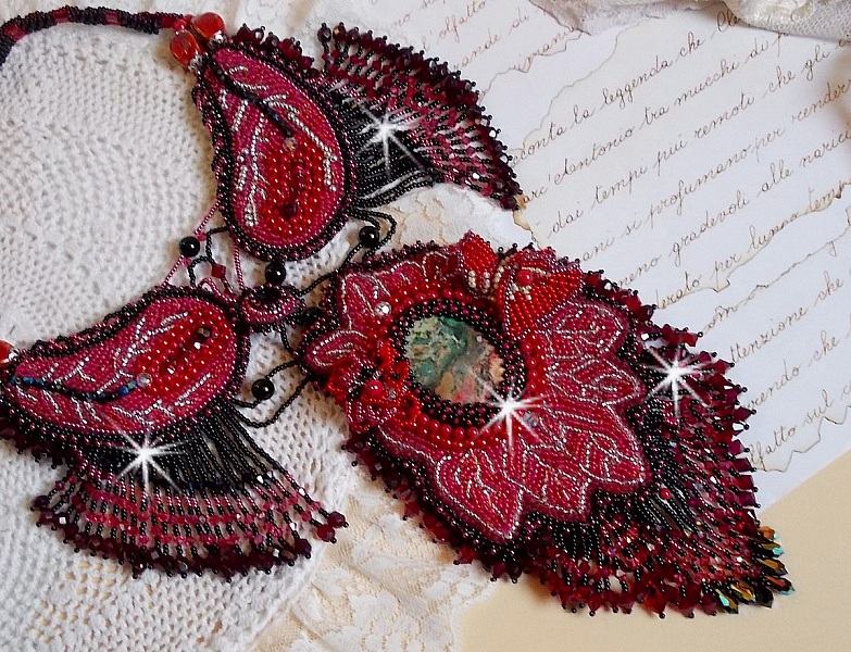 Plastron Cardinal brod&eacute; de rouge et noir avec un Jaspe rouge, des perles en onyx et des cristaux de Swarovski