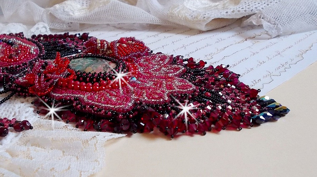 Plastron Cardinal brod&eacute; de rouge et noir avec un Jaspe rouge, des perles en onyx et des cristaux de Swarovski