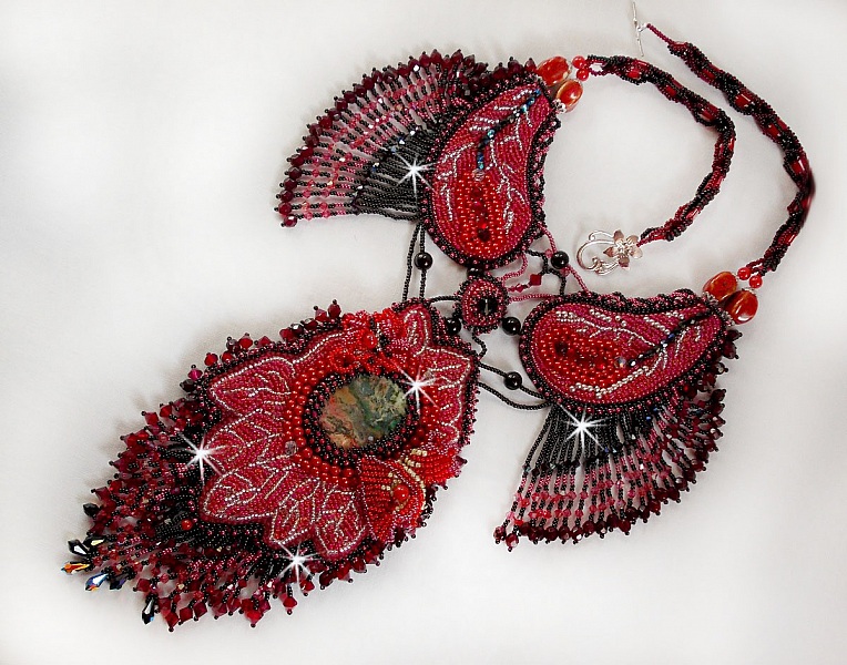 Plastron Cardinal brod&eacute; de rouge et noir avec un Jaspe rouge, des perles en onyx et des cristaux de Swarovski