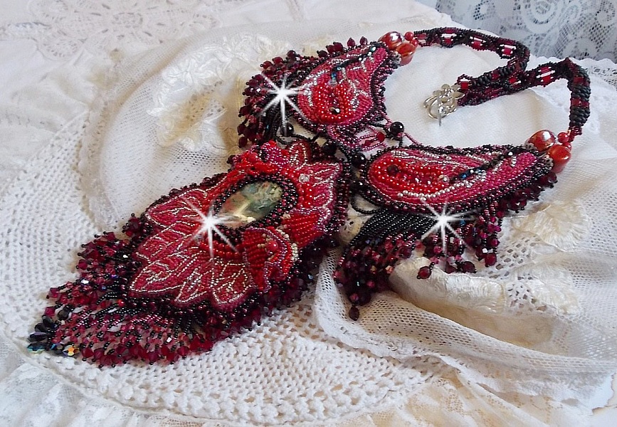 Plastron Cardinal brod&eacute; de rouge et noir avec un Jaspe rouge, des perles en onyx et des cristaux de Swarovski
