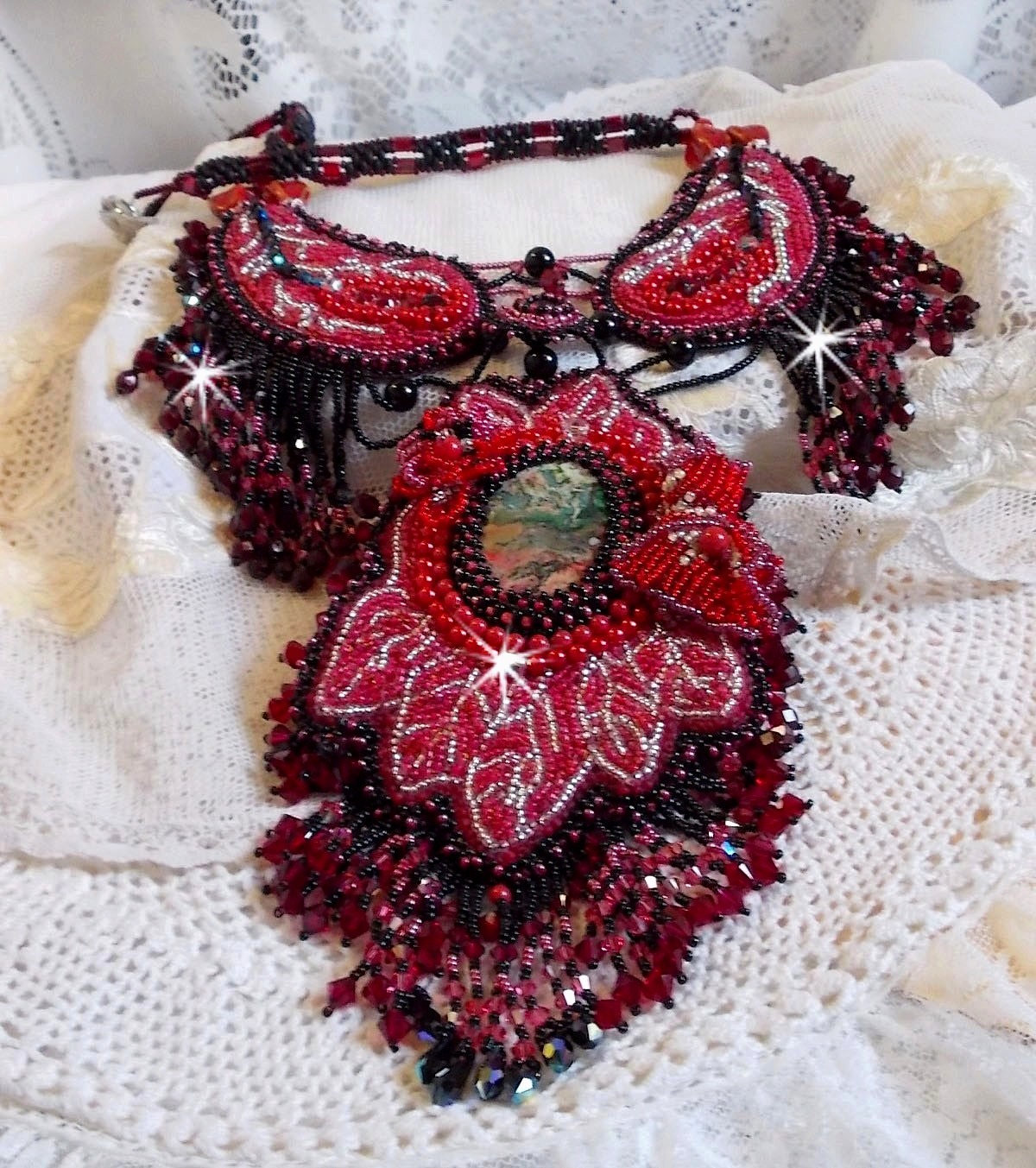 Plastron Cardinal brod&eacute; de rouge et noir avec un Jaspe rouge, des perles en onyx et des cristaux de Swarovski