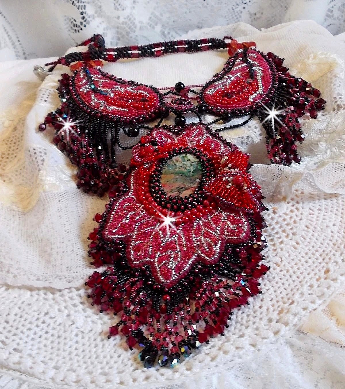 Plastron Cardinal brod&eacute; de rouge et noir avec un Jaspe rouge, des perles en onyx et des cristaux de Swarovski