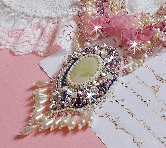 Plastron D&eacute;tente brod&eacute; avec des perles nacr&eacute;es tout en harmonie avec d'autres perles de qualit&eacute;