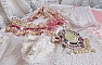 Plastron D&eacute;tente brod&eacute; avec des perles nacr&eacute;es tout en harmonie avec d'autres perles de qualit&eacute;