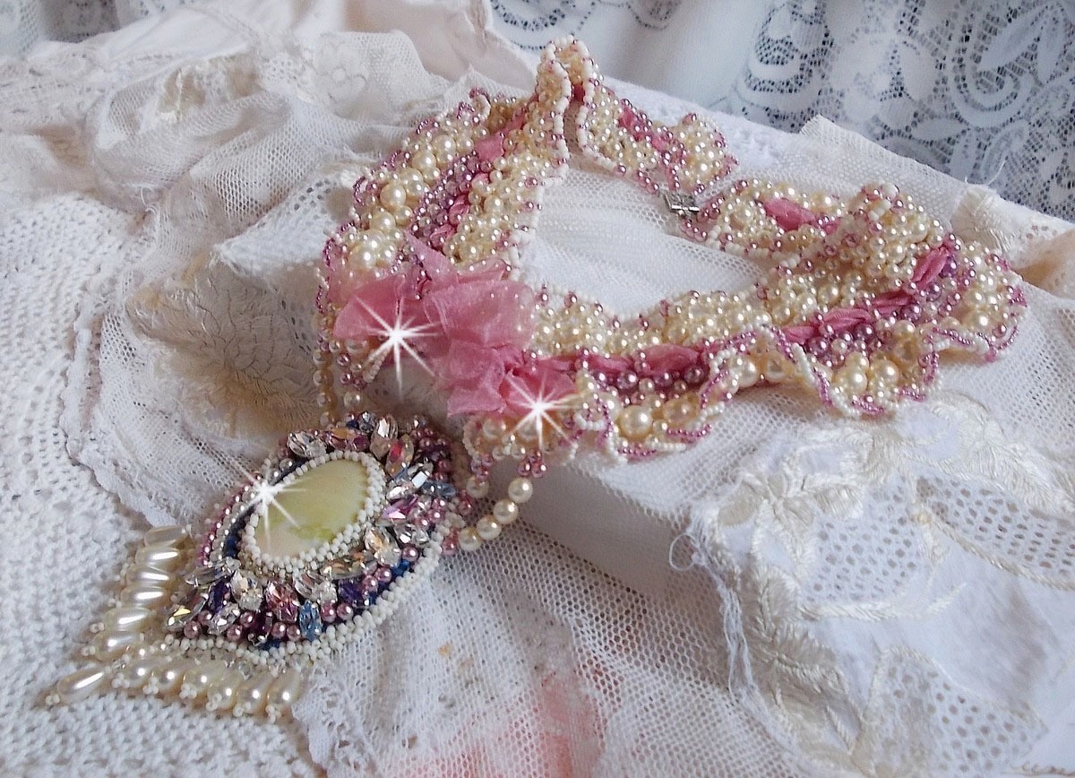 Plastron D&eacute;tente brod&eacute; avec des perles nacr&eacute;es tout en harmonie avec d'autres perles de qualit&eacute;