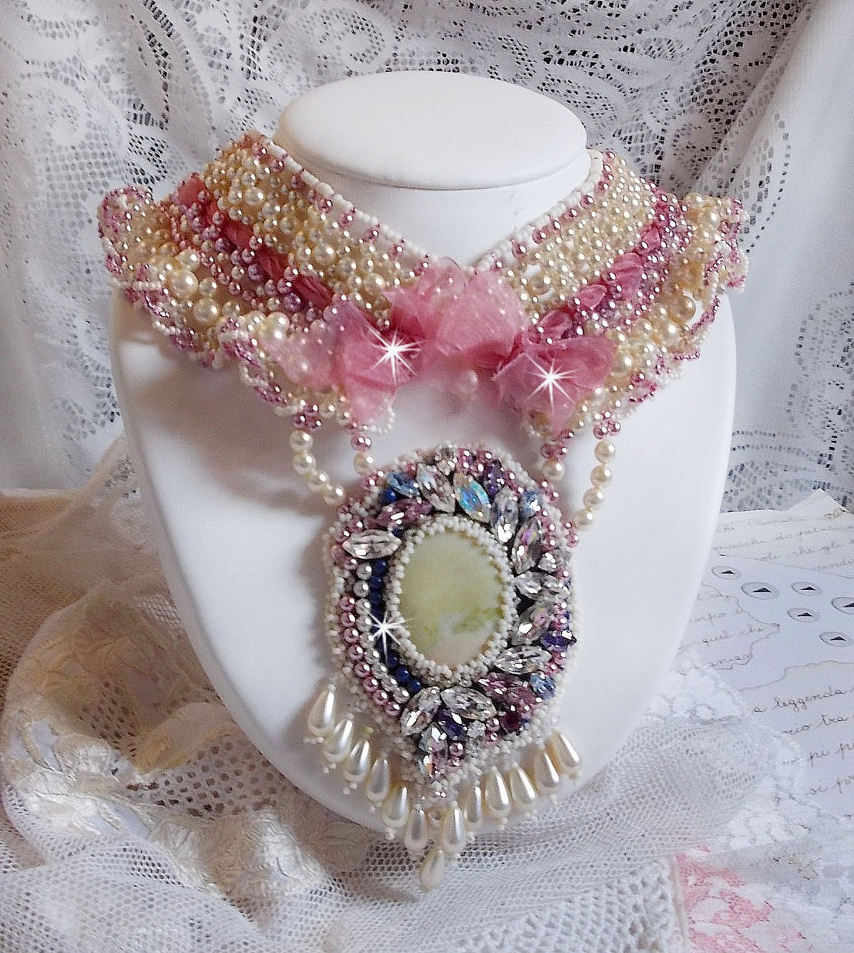 Plastron D&eacute;tente brod&eacute; avec des perles nacr&eacute;es tout en harmonie avec d'autres perles de qualit&eacute;