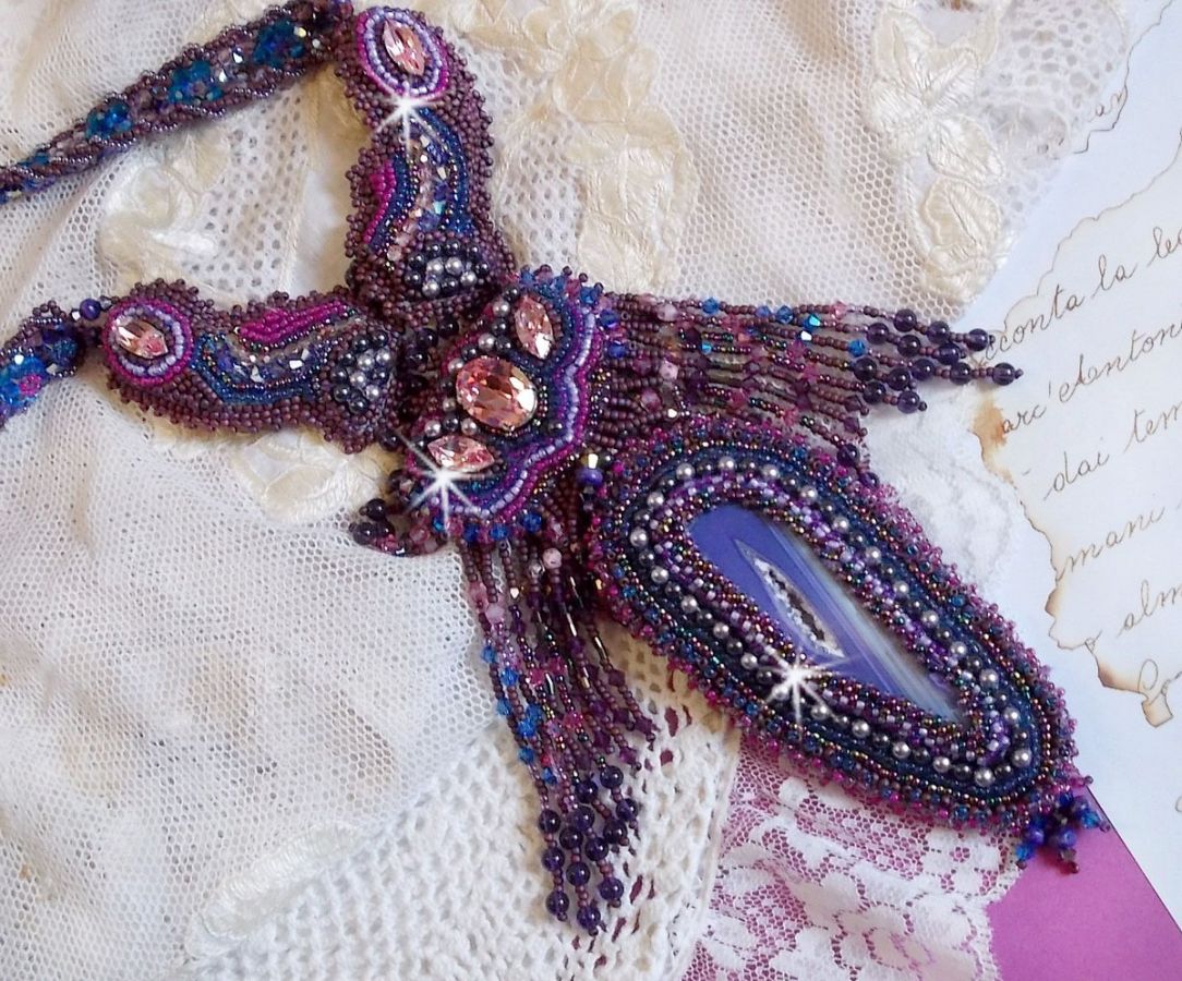 Collier Esm&eacute;ralda brod&eacute; avec une belle agate