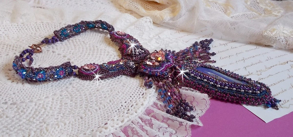 Collier Esm&eacute;ralda brod&eacute; avec une belle agate