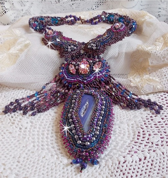 Collier Esm&eacute;ralda brod&eacute; avec une belle agate
