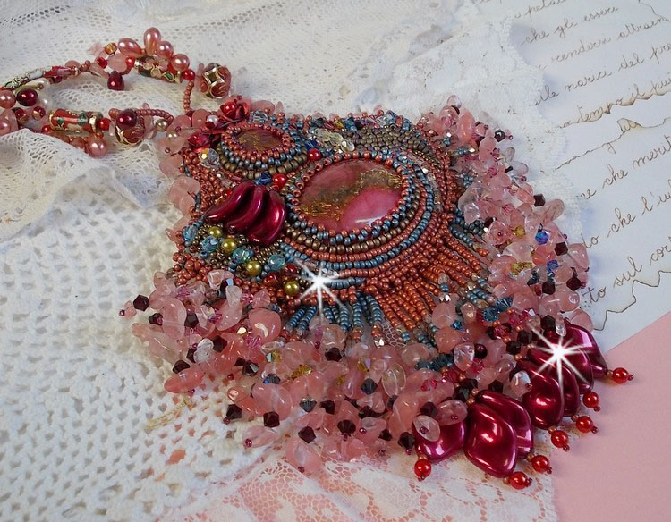 Collier Fleur de Chine brod&eacute; avec des perles de Swarovski, perles artisanales et autres