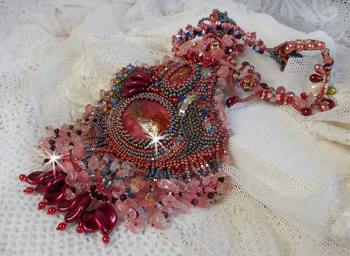 Collier Fleur de Chine brod&eacute; avec des perles de Swarovski, perles artisanales et autres
