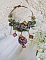 Collier Cam&eacute;lia Japonica mont&eacute; avec un motif feuilles aquarell&eacute;s &agrave; la main, paillettes, breloques papillons et abeille, roses m&eacute;tal, cabochon cristal, pendentifs &eacute;poxy aux couleurs d&rsquo;arc en ciel